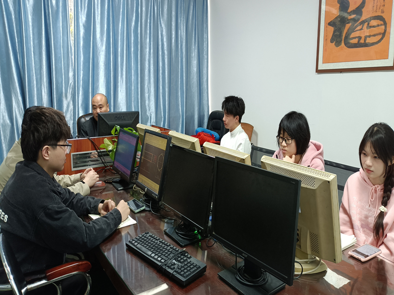 东莞万江天骄职校设计班老师上课中