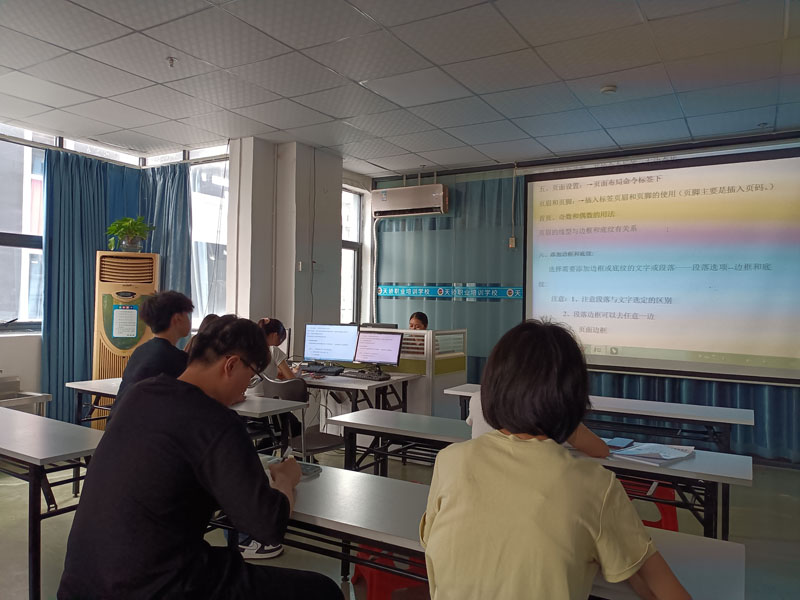 东莞万江天骄电脑办公班老师上课中