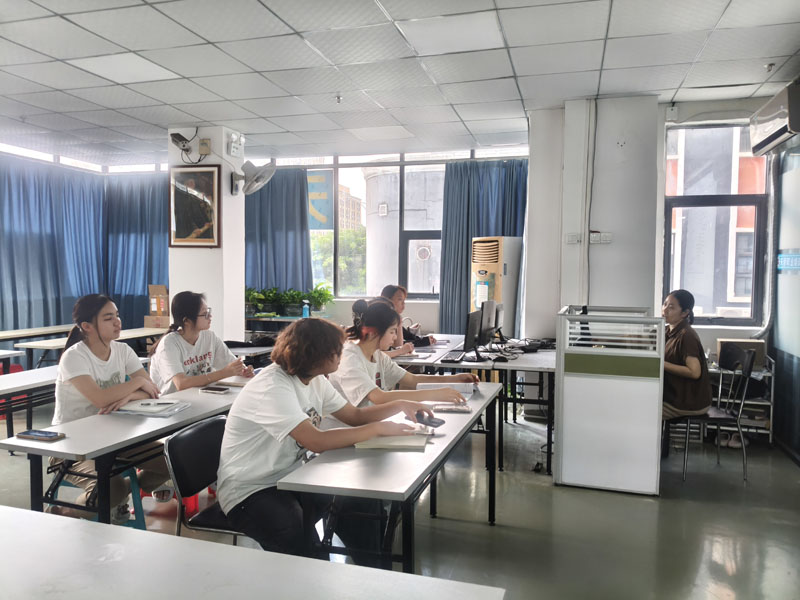 东莞万江天骄职校电脑办公班上课中