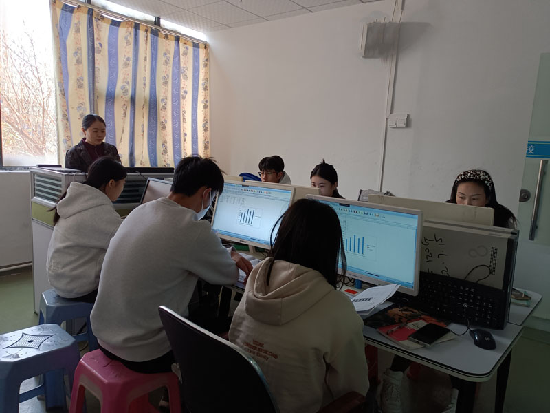 东莞万江天骄职校办公老师上课中