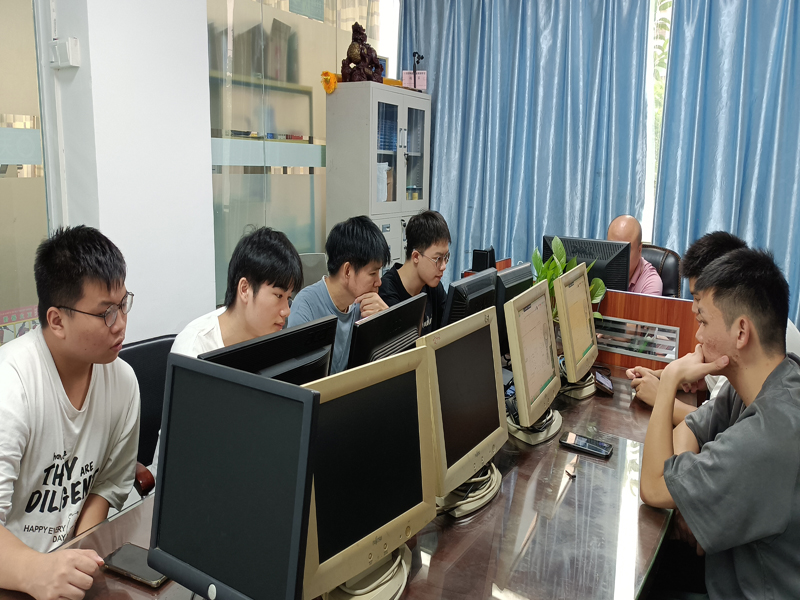 东莞万江天骄职校设计班老师上课中