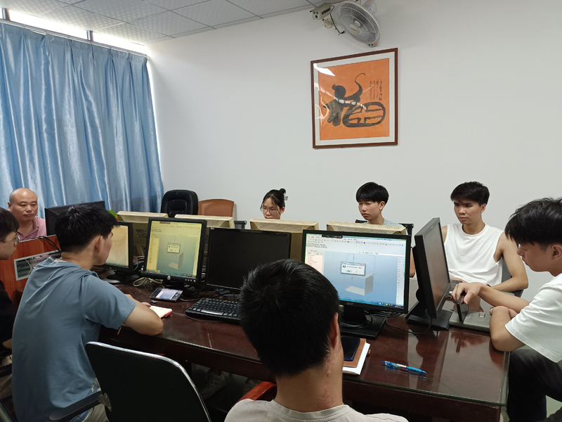 东莞万江天骄职校设计班老师上课中