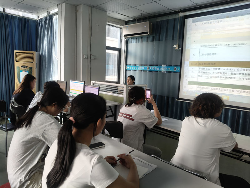 东莞万江天骄职校办公班学员上课中