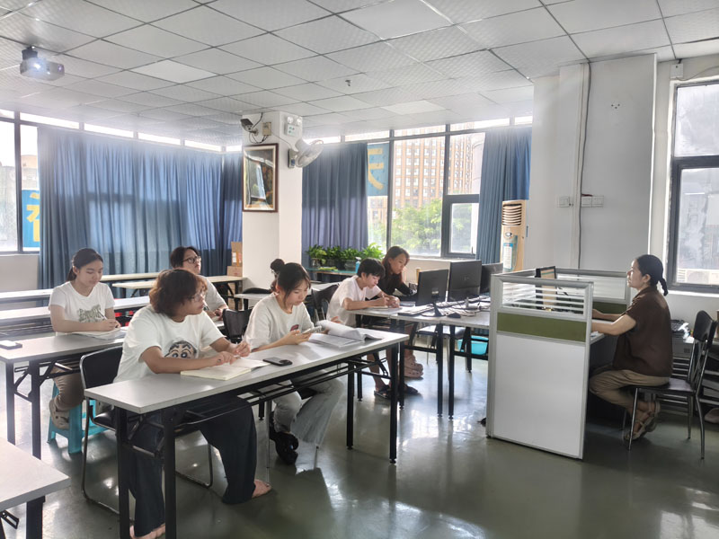 东莞万江天骄职校办公班学员上课中 