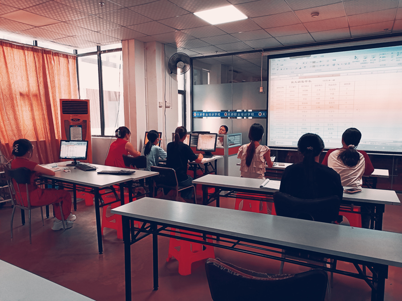 东莞万江天骄职校办公班学员上课中 