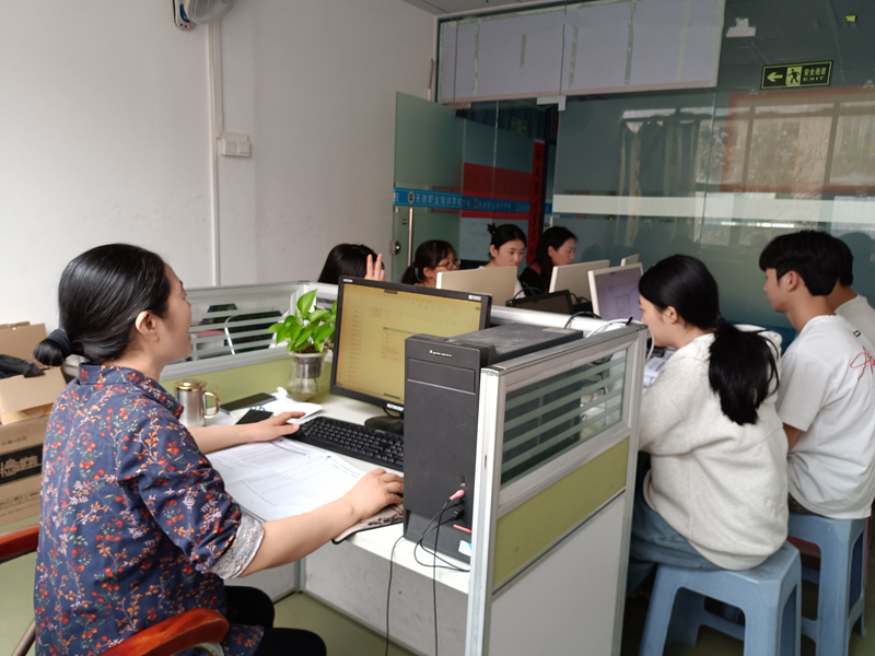 东莞万江天骄职校办公班学员上课中