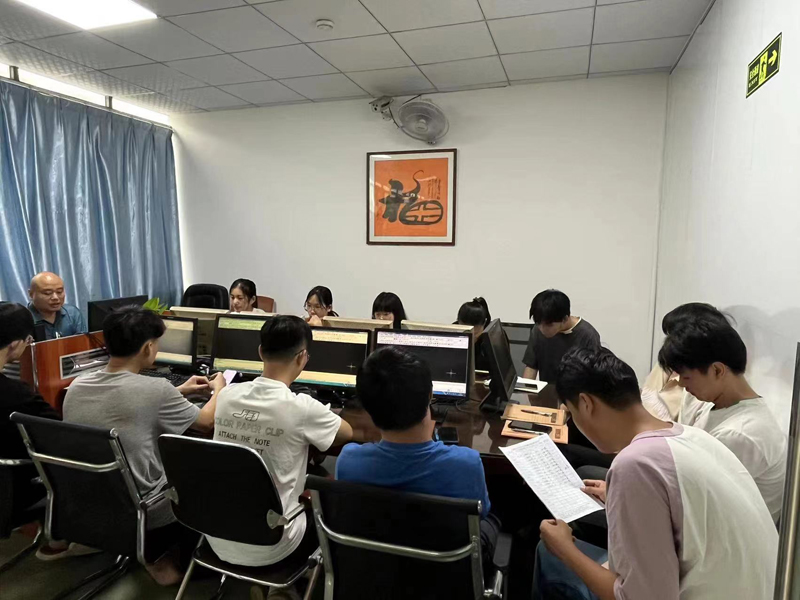 东莞万江天骄职校设计班老师上课中