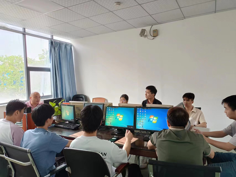 东莞万江天骄职校设计班老师上课中 