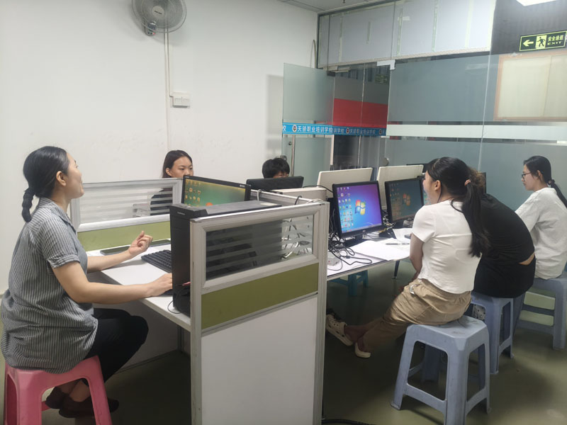 东莞万江天骄职校办公班学员上课中