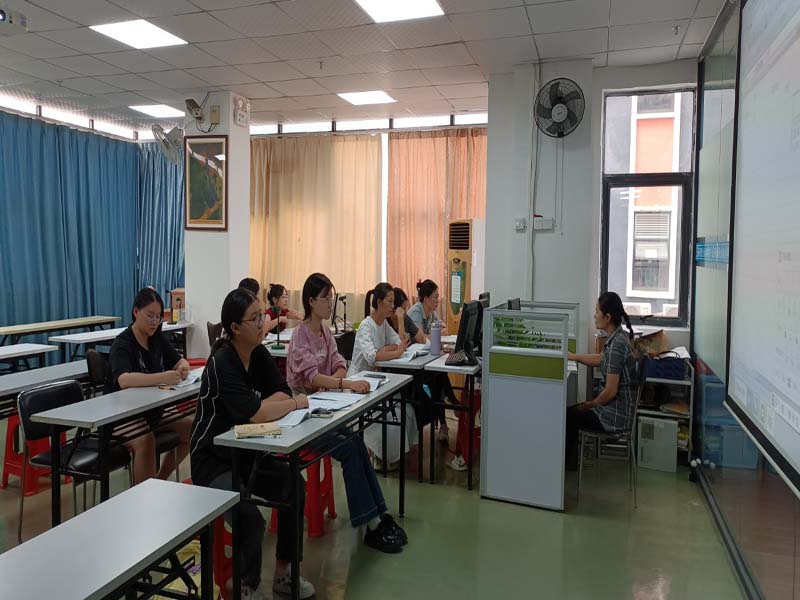 东莞万江天骄职校办公班学员上课中 