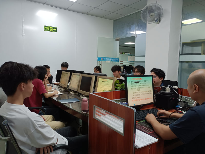 东莞万江天骄职校设计班老师上课中