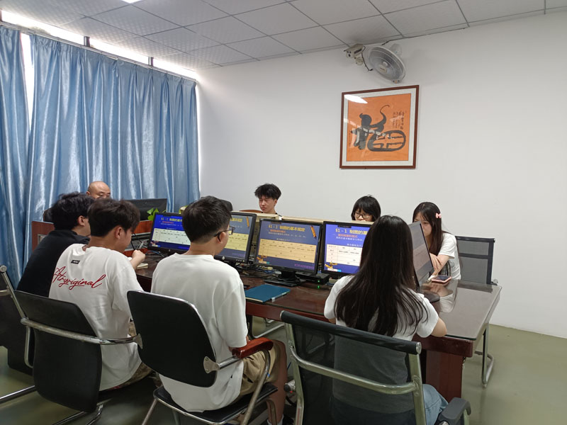 东莞万江天骄职校设计班老师上课中